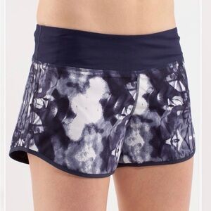 Lululemon Run: Switch Back Short
Ink Blot White Deep Indigo / Deep Indigo